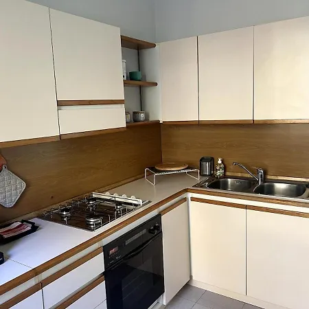 Apartment 5 Min Walk To - 3 Baths, 3 Bedrooms, 9 Guests