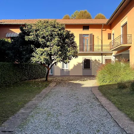 5 Min Walk To - 3 Baths, 3 Bedrooms, 9 Guests Apartment *
