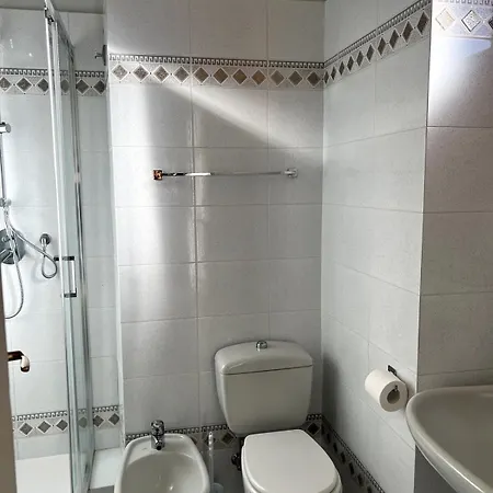 5 Min Walk To - 3 Baths, 3 Bedrooms, 9 Guests Apartment Angera