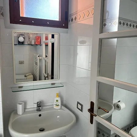 Apartment 5 Min Walk To - 3 Baths, 3 Bedrooms, 9 Guests *